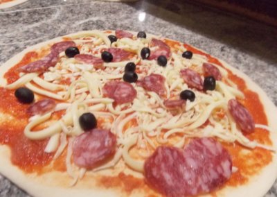 pizzerie sassari - LA PERLA ROSA - PREPARAZIONE PIZZA SALSICIA OLIVE
