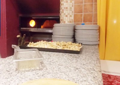 pizzerie sassari - LA PERLA ROSA - preparazione pizze